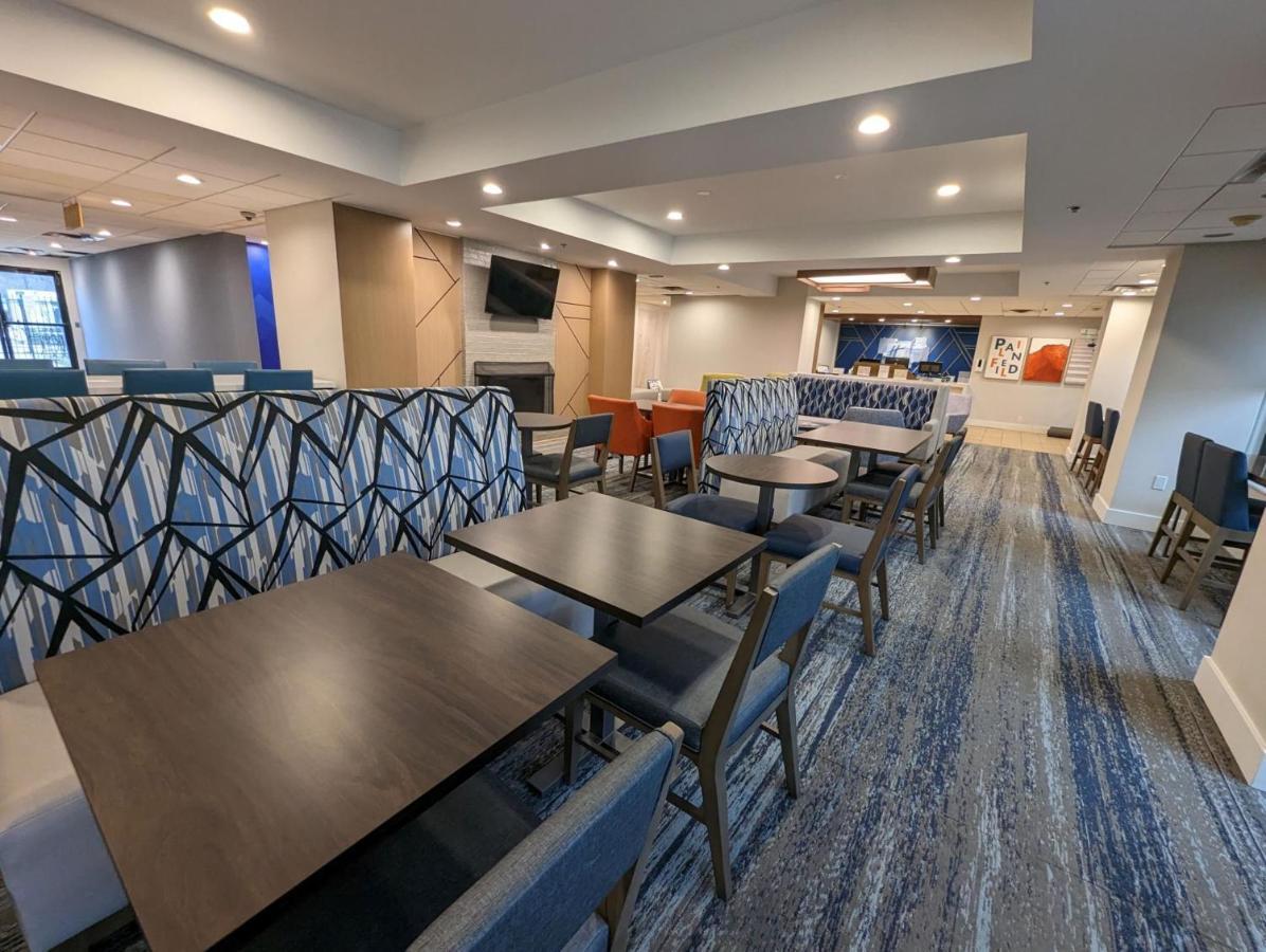 Express Indianapolis Airport By Ihg Hotel 2*